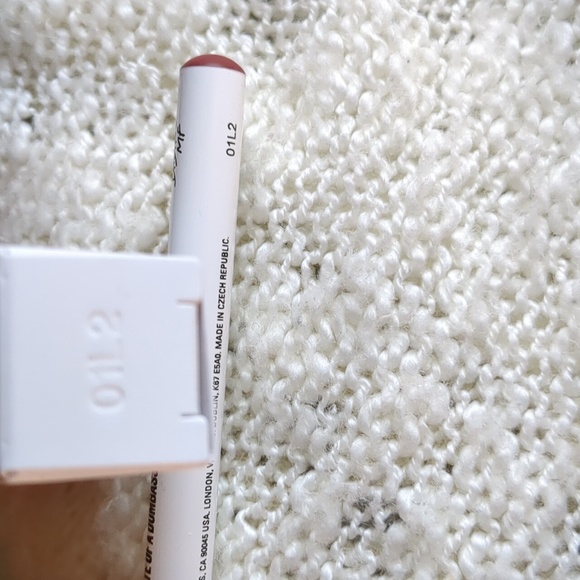 Uoma Beauty BADASS MF LIP LINER in Ross, 1.14g/0.04oz - Picture 5 of 6